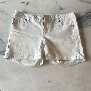 White Denim Shorts - Max Jeans - Size 6